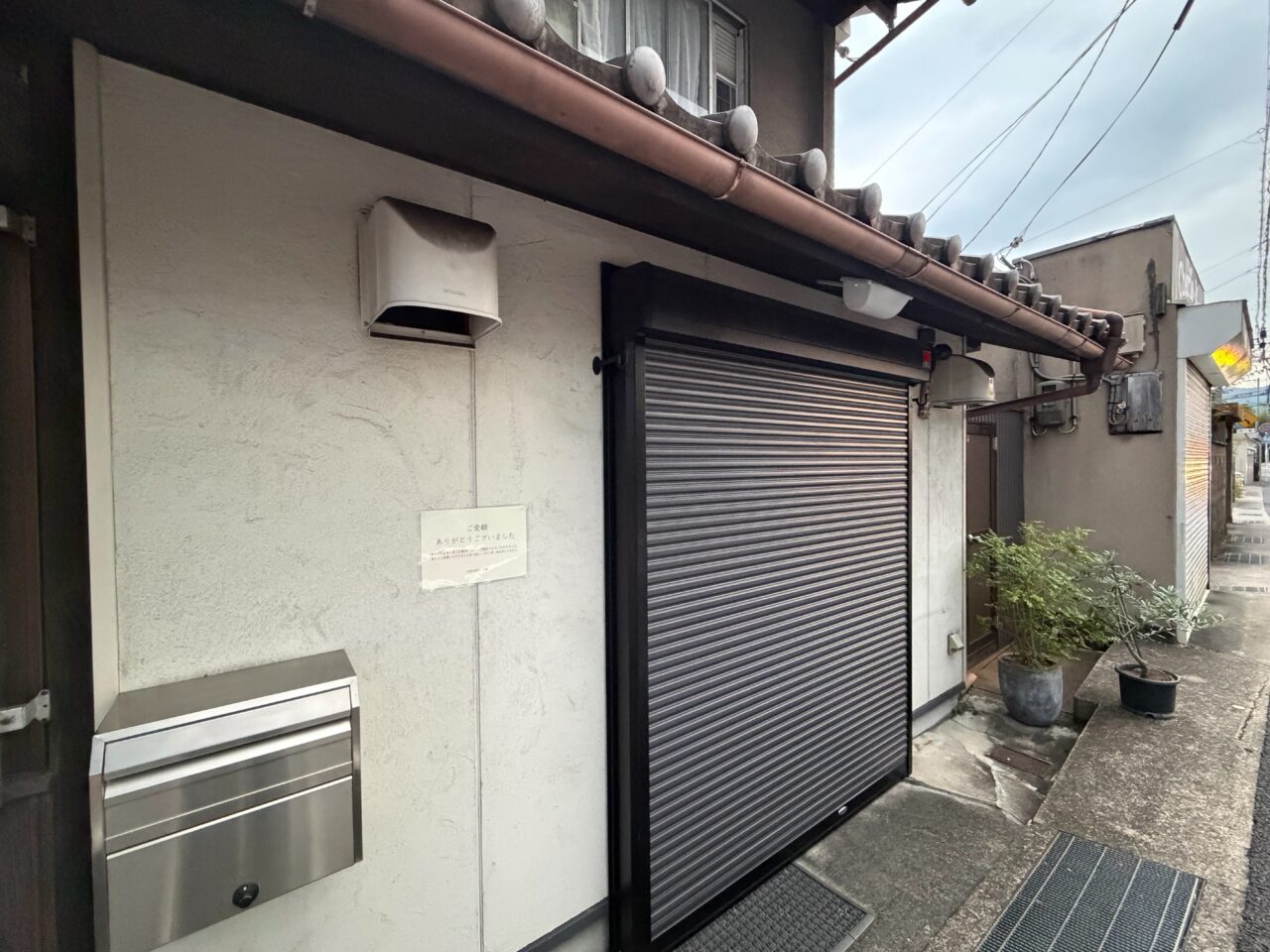 シャッターが閉まった店舗と貼り紙