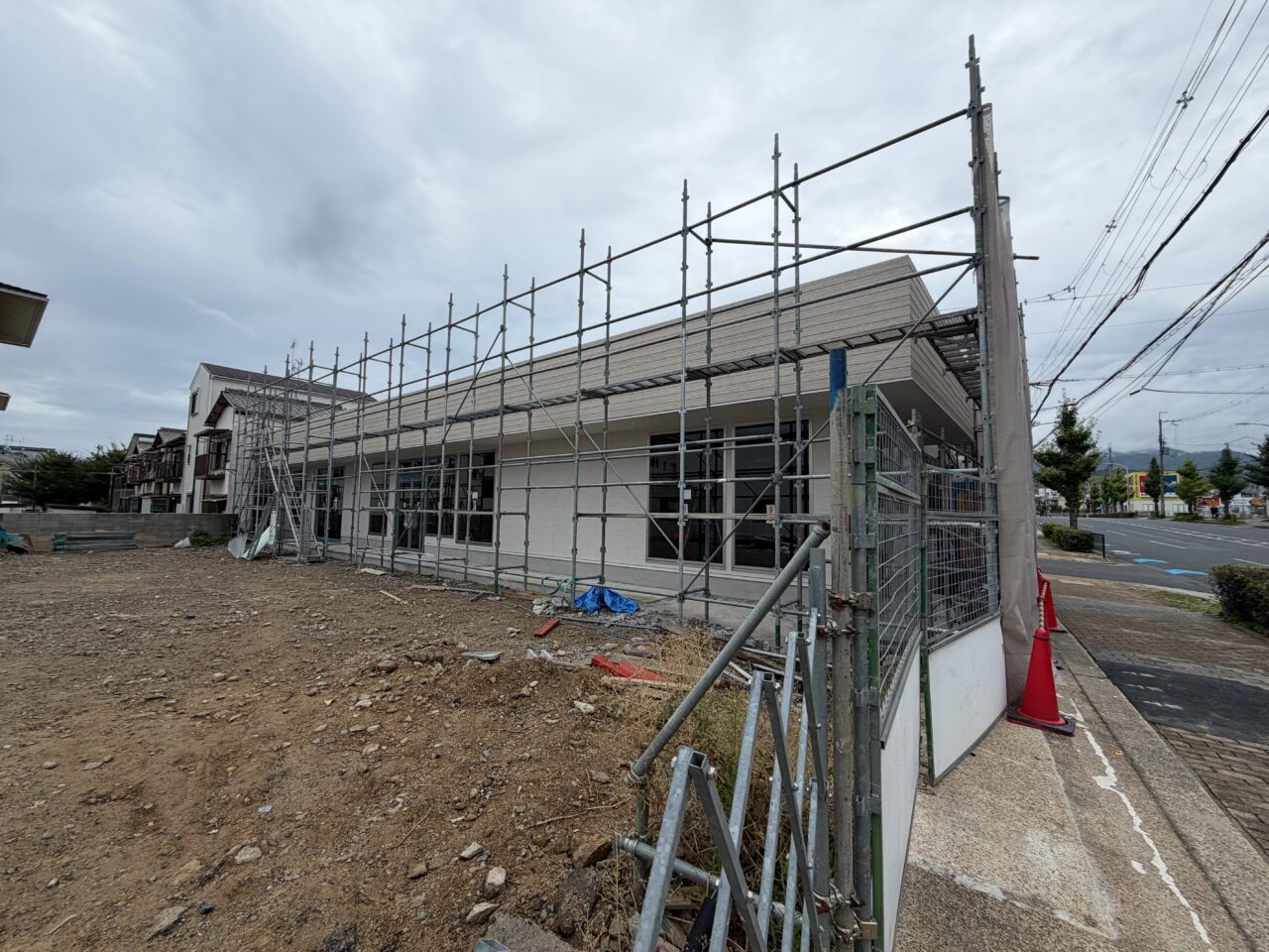 足場が組まれた建設中の平屋建ての建物