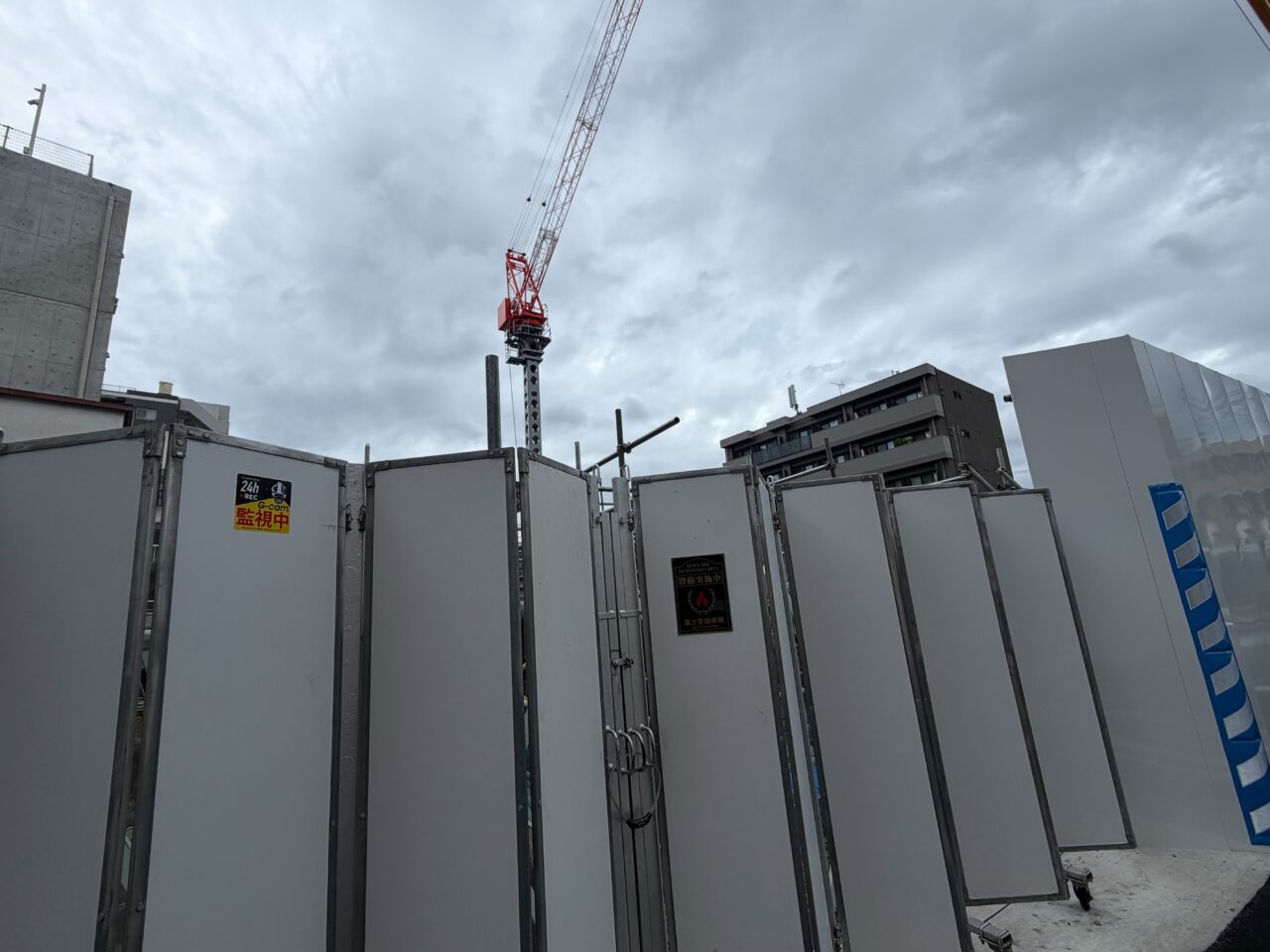 建設現場の仮囲いに貼られた監視中を知らせるステッカー