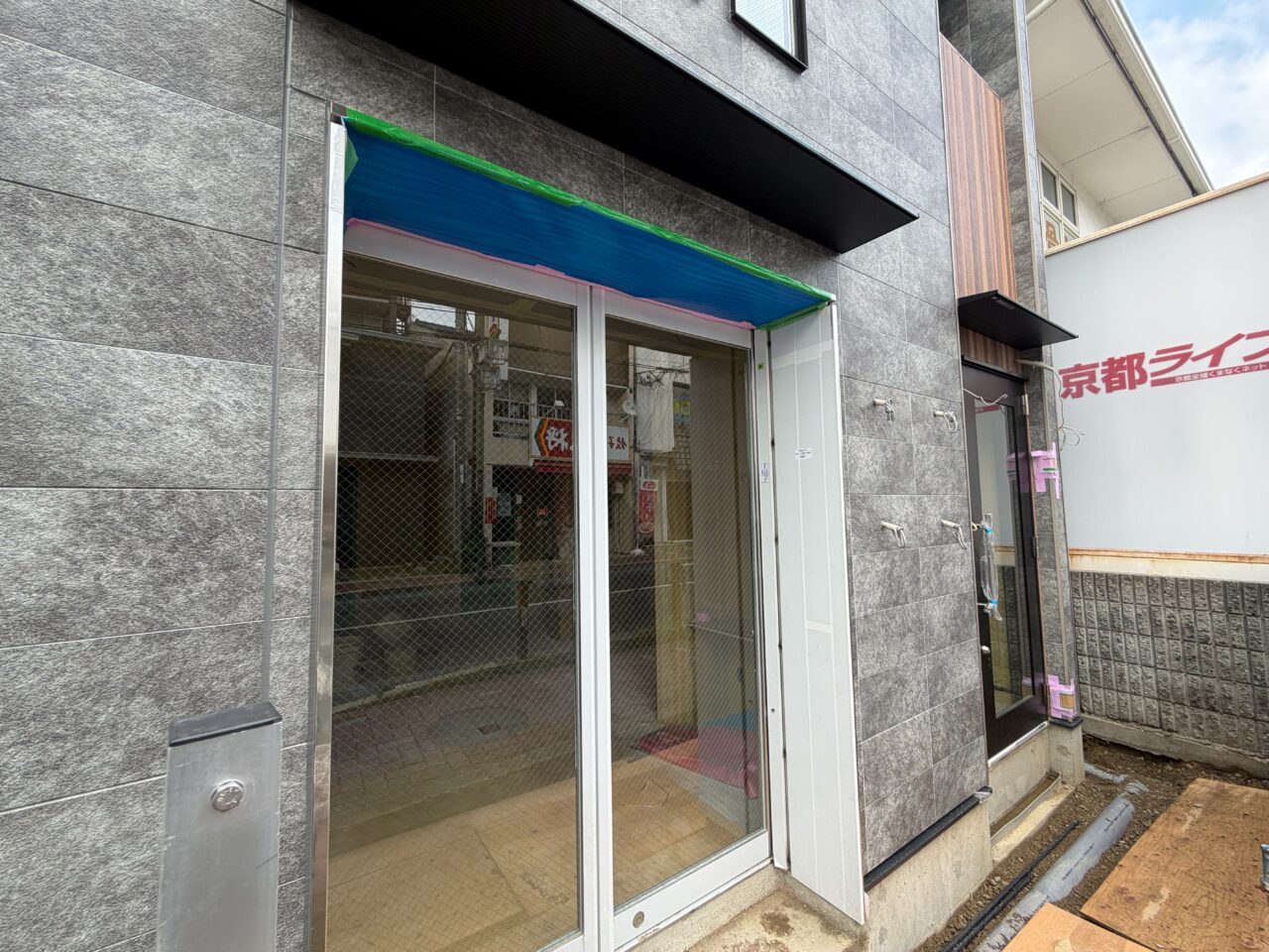 養生が施された1階の出入り口