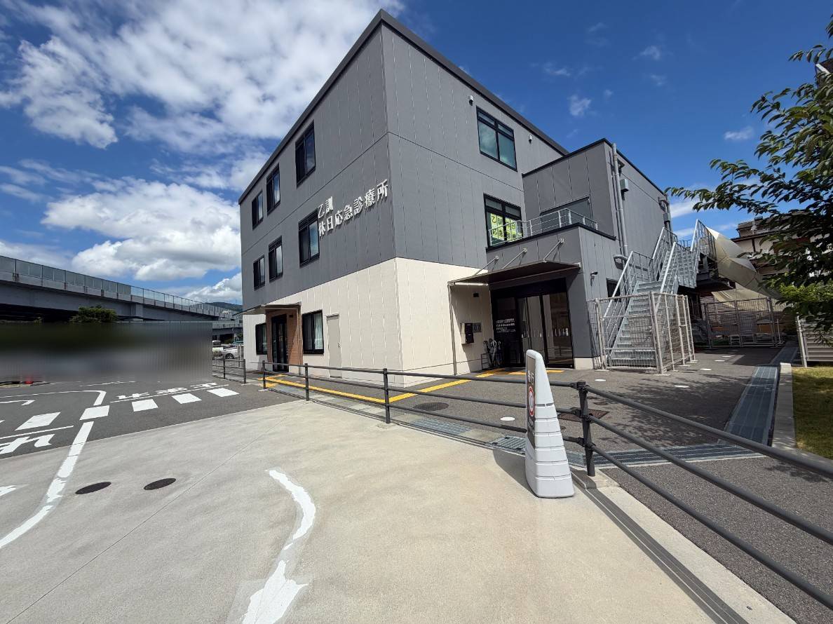 診療所の建物と駐車場