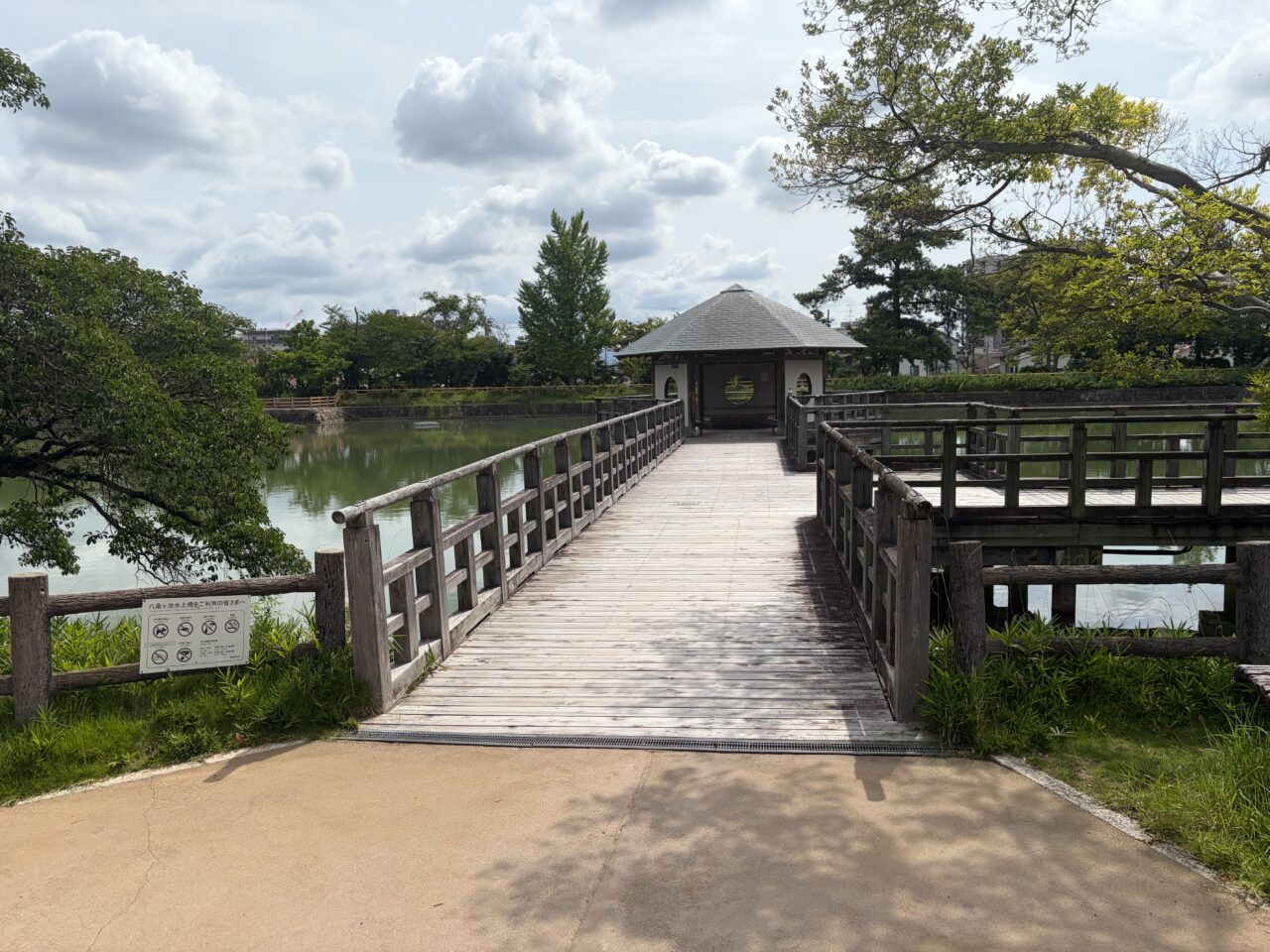 八条ヶ池に架かる水上橋と橋の先にある六角形の休憩所