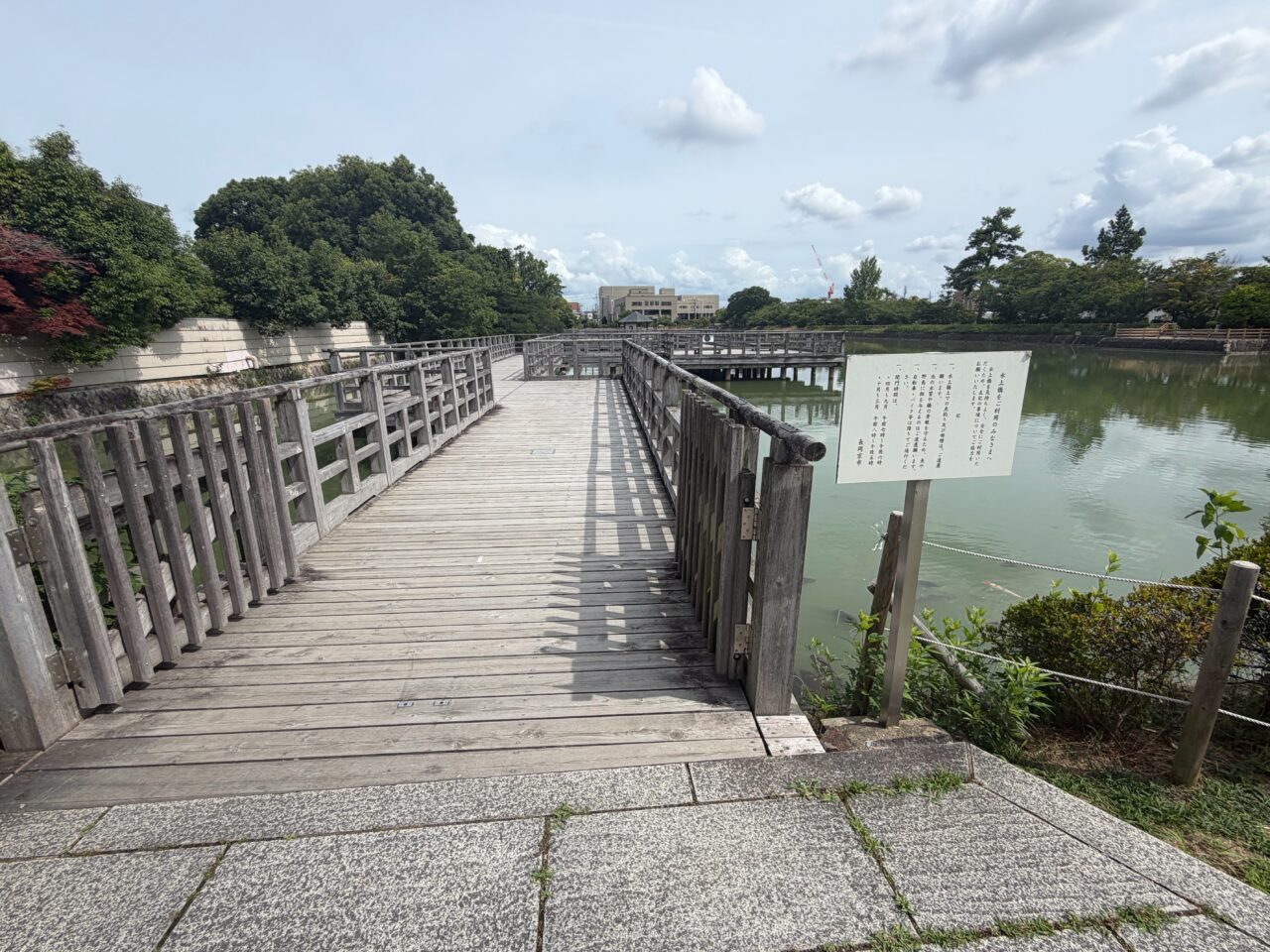 八条ヶ池水上橋の入口に立てられた長岡京市の案内板