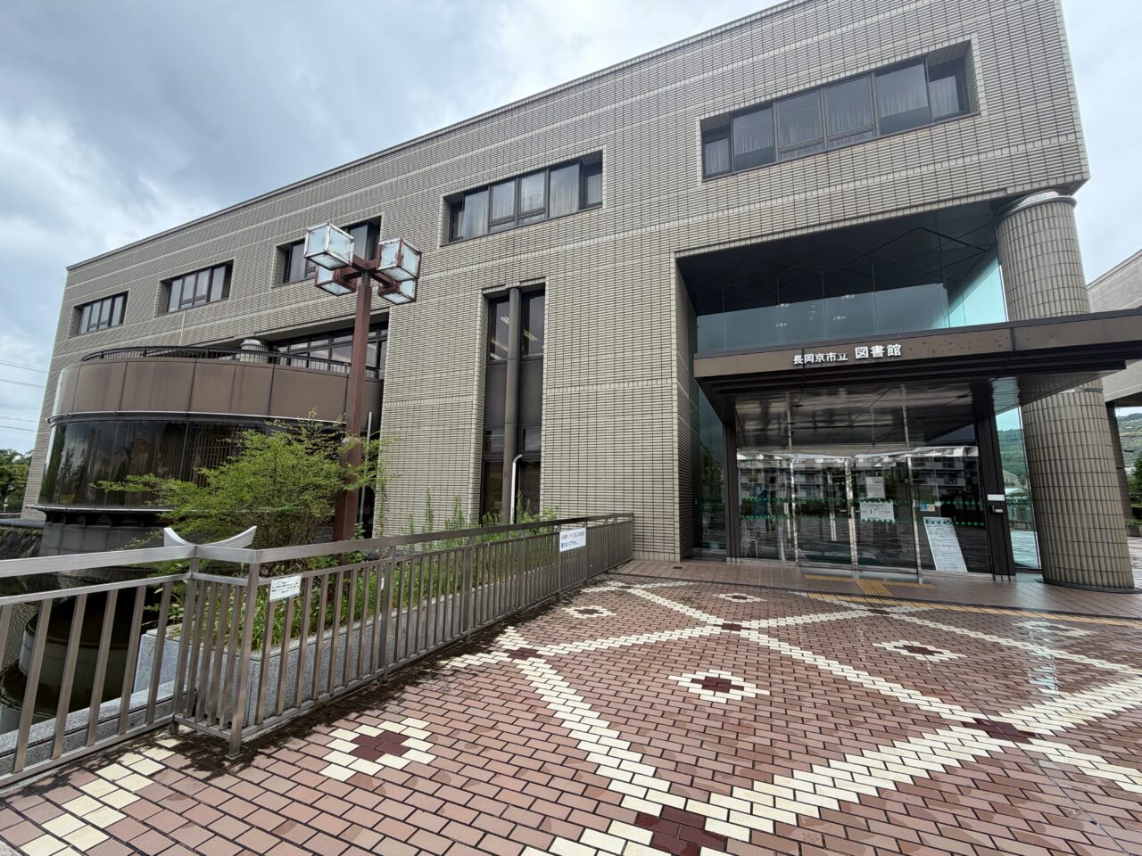 円柱の柱がある長岡京市立図書館の入口