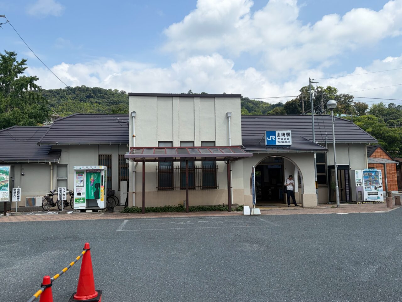 木造平屋建てのJR山崎駅の駅舎と駅前の広場