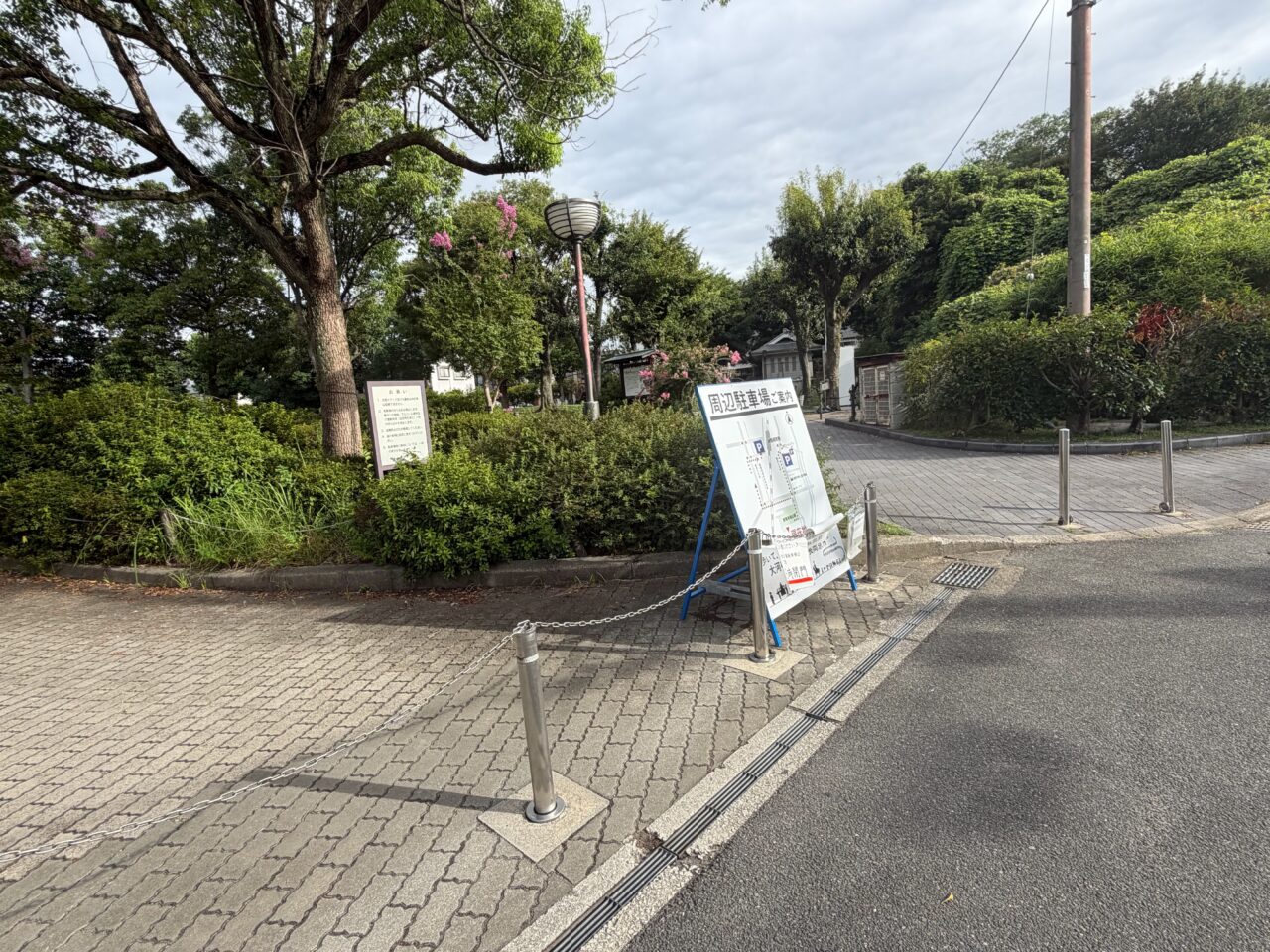 勝竜寺城公園の入口付近に置かれた周辺駐車場の案内板