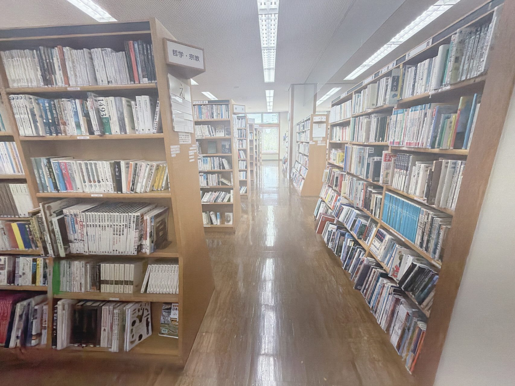 長岡京市立図書館の哲学・宗教のコーナーに並ぶ書架