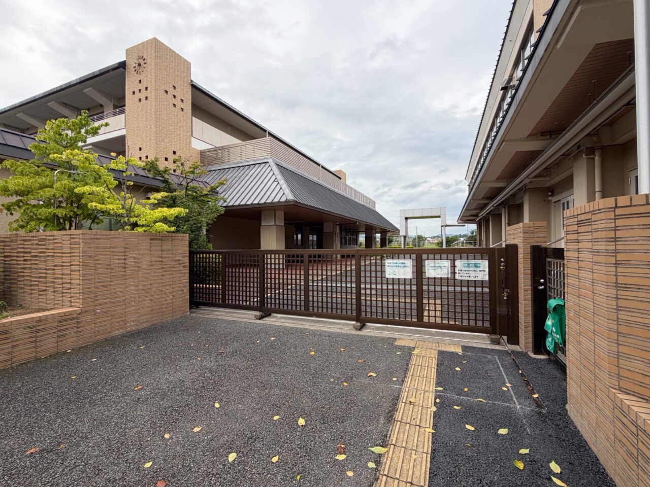 閉門中の掲示が出された長岡第七小学校の校門