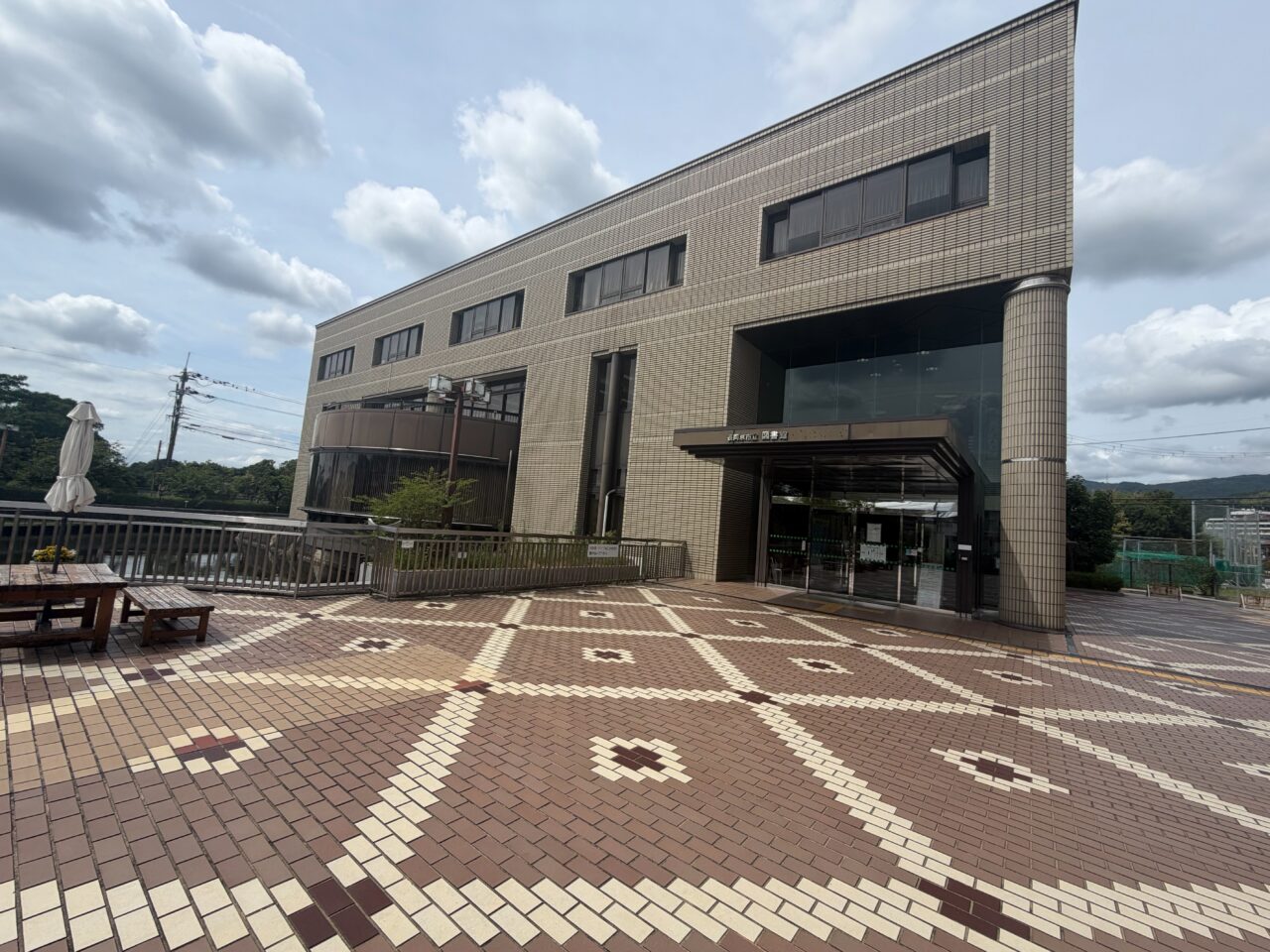 長岡京市立図書館の入口とレンガ模様が敷かれた前庭