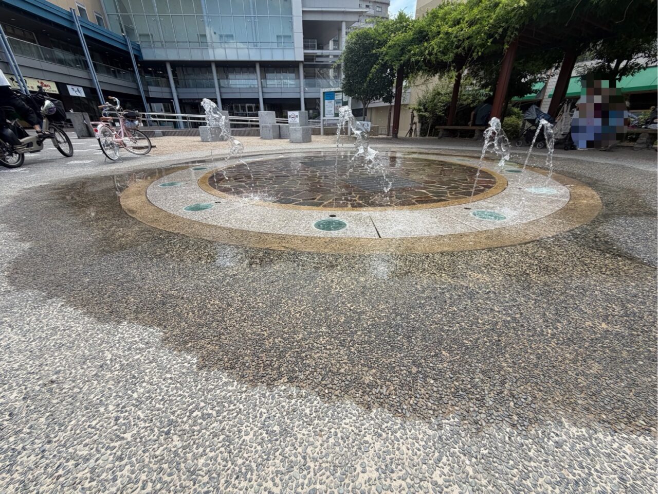 バンビオ広場公園で水が噴き上がる噴水