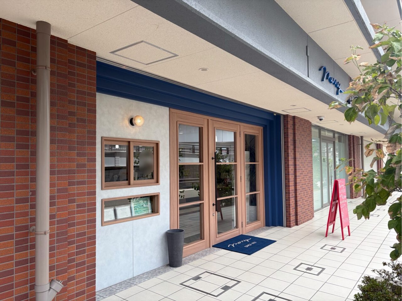 右側の店舗