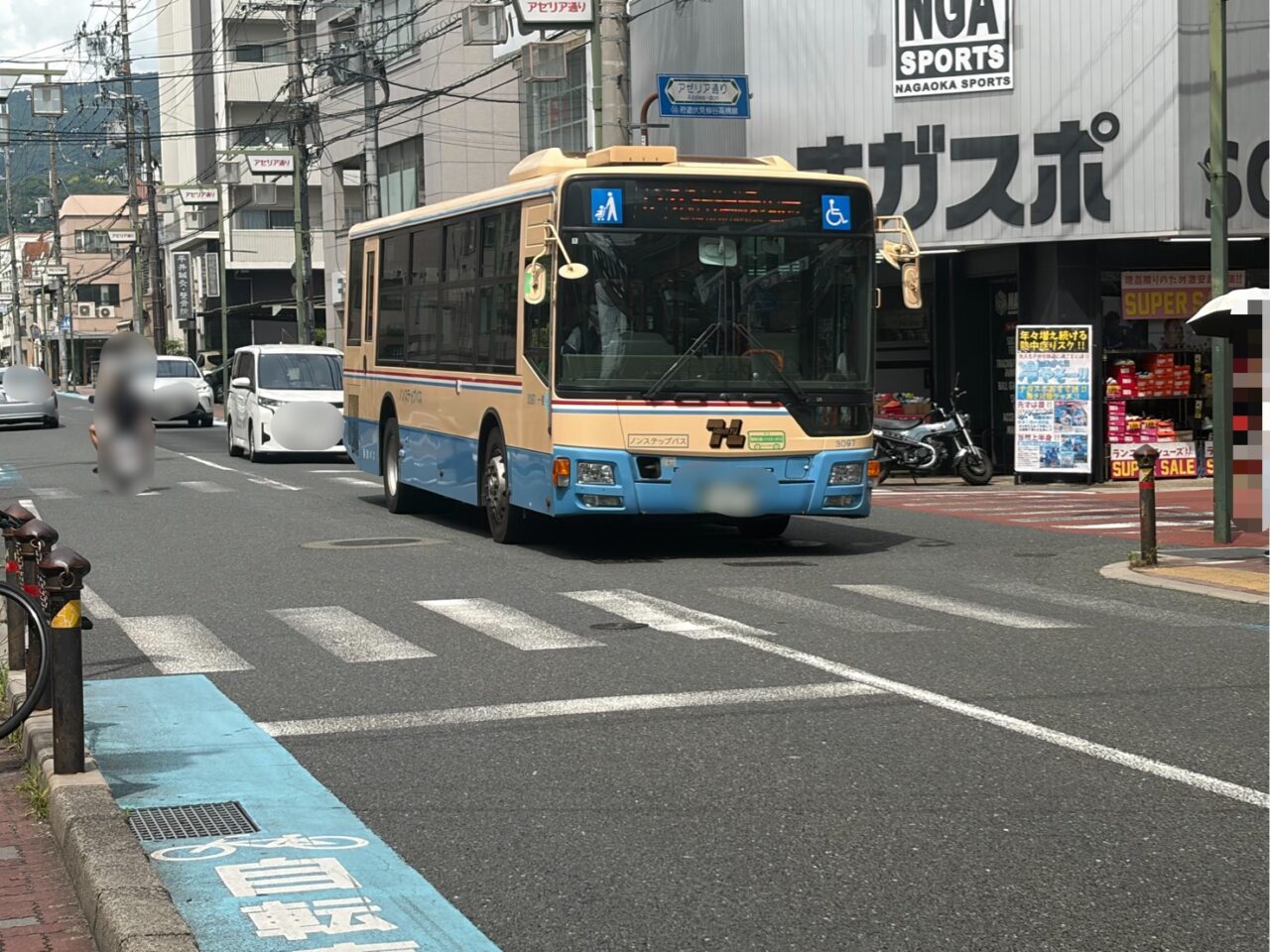 アゼリア通りを走る阪急バスの車両