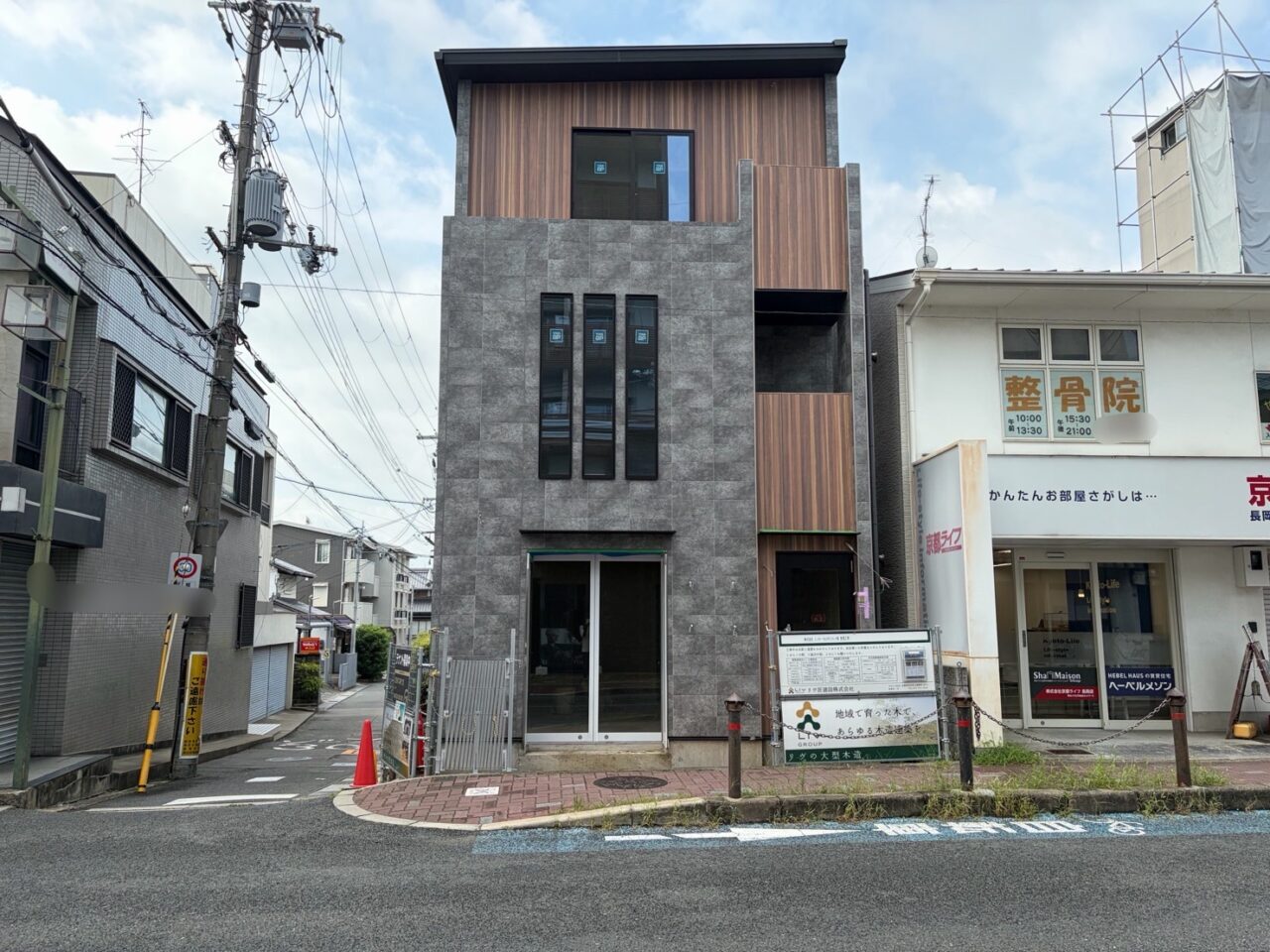 アゼリア通りに面して建てられた3階建ての建物