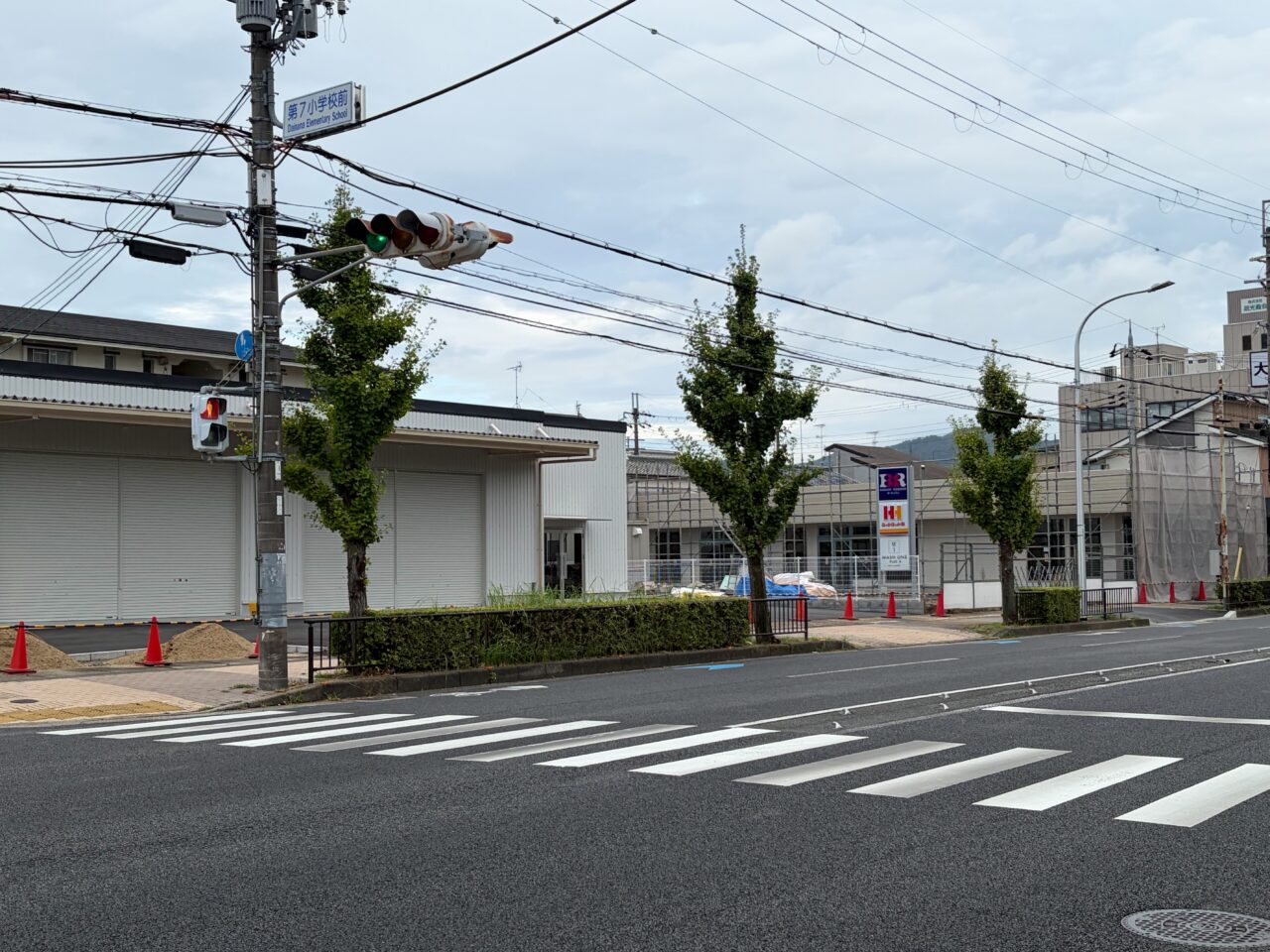 第7小学校前の交差点と工事が進む区画
