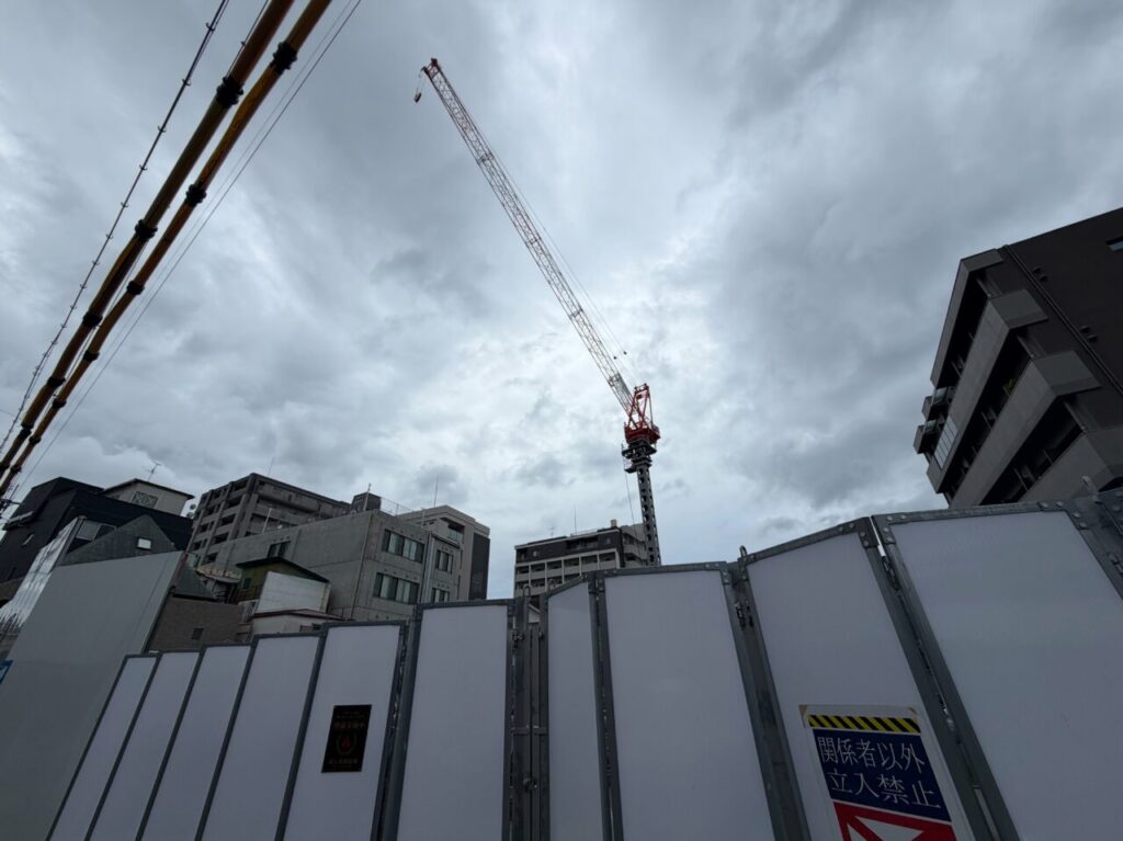 長岡2丁目の建設現場に立てられたクレーンと仮囲い