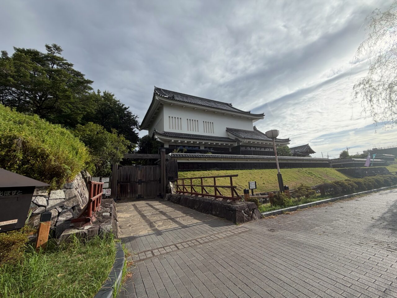 勝竜寺城公園の白壁の隅櫓と土塁