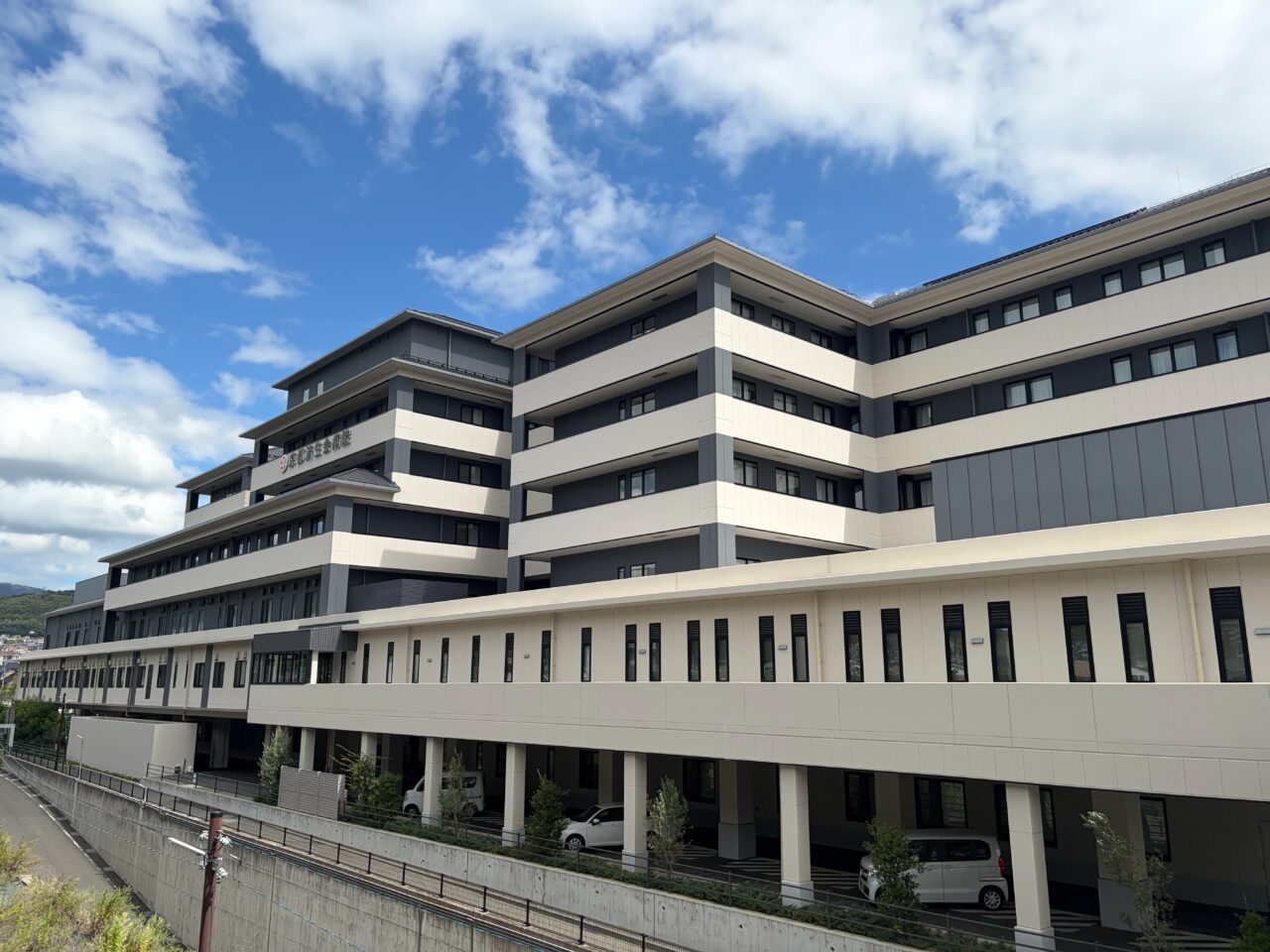 隣接する京都済生会病院