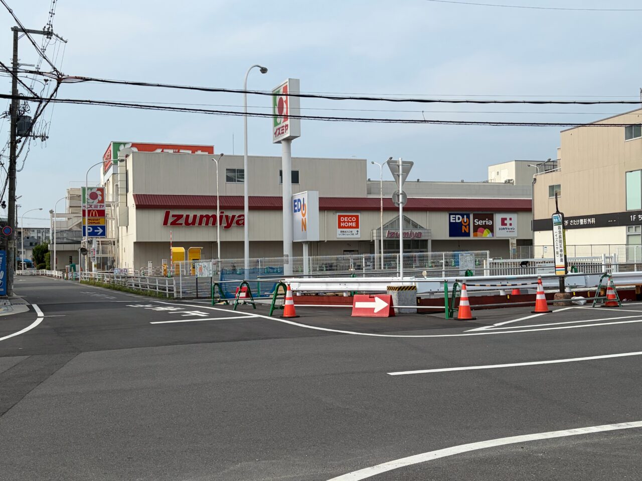 交差点から見たイズミヤ長岡店の外観