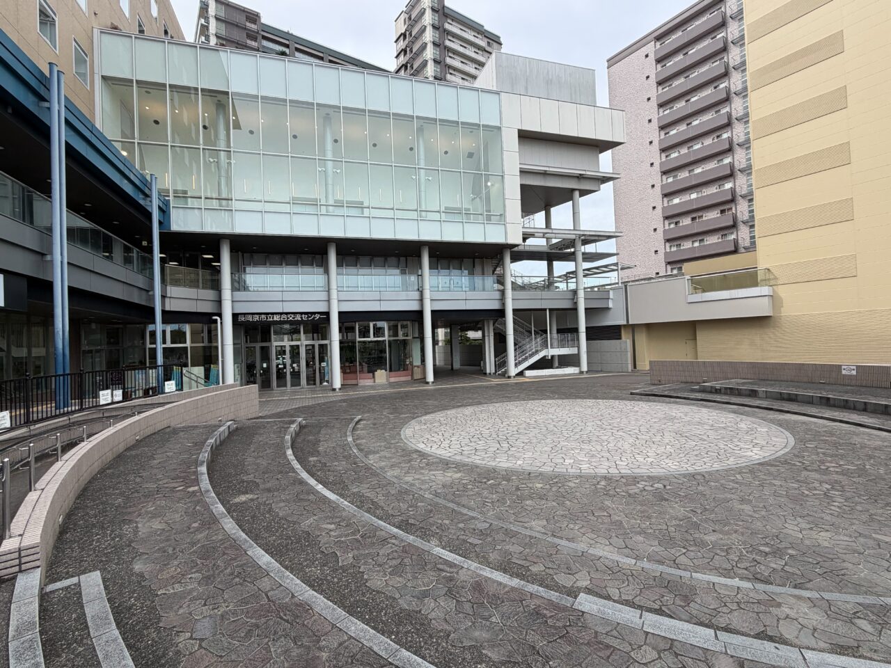 長岡京市立総合交流センター前に広がるバンビオ広場