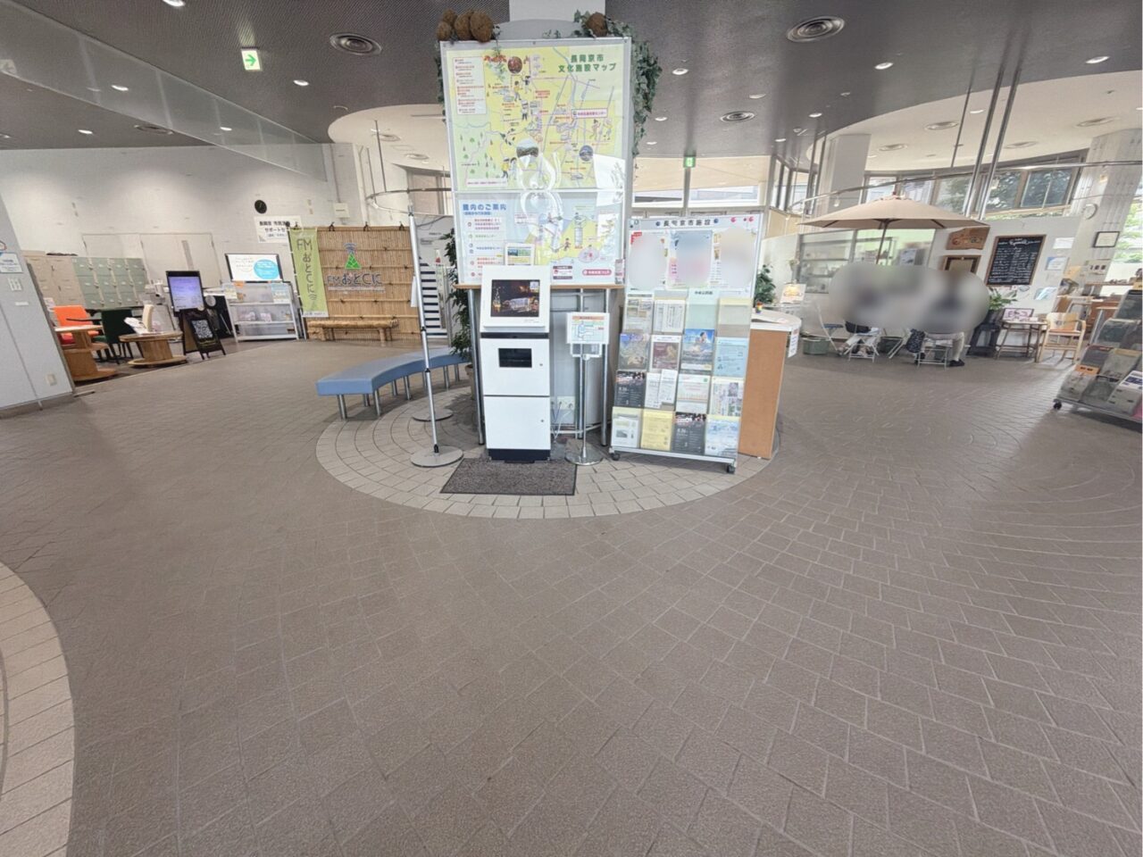 バンビオ1階のロビーに置かれたチラシの棚と案内板