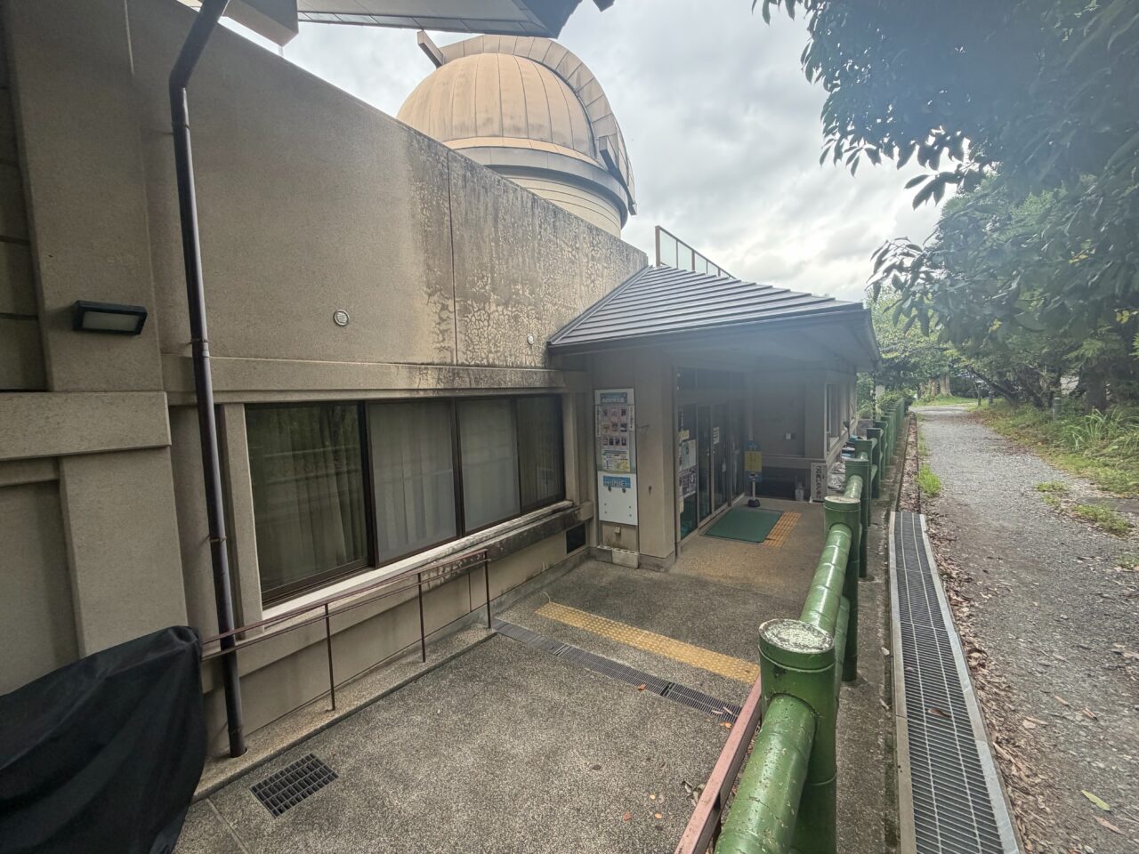 向日市天文館のドームと入口