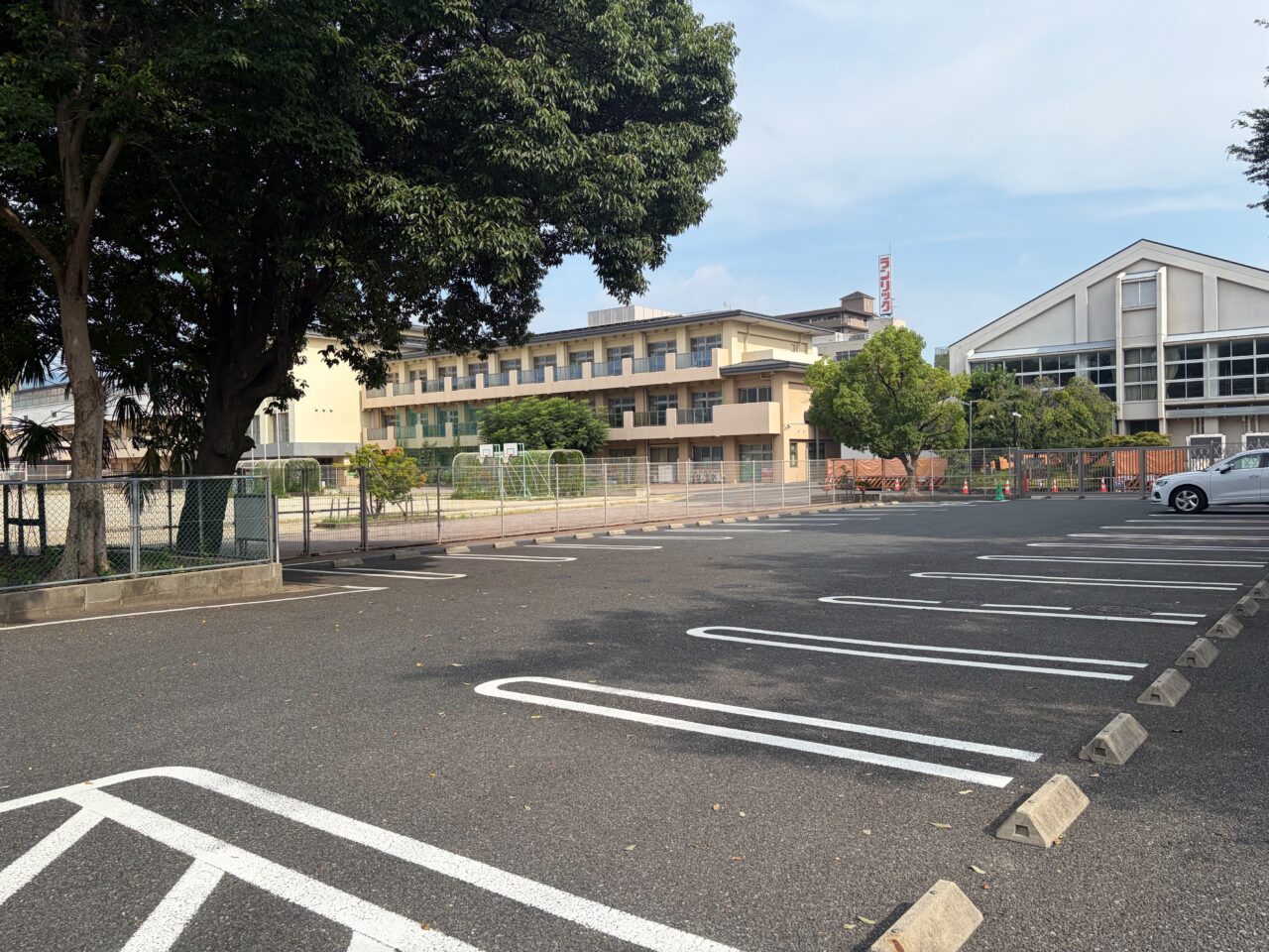 駐車場から見た神足小学校の校舎と体育館