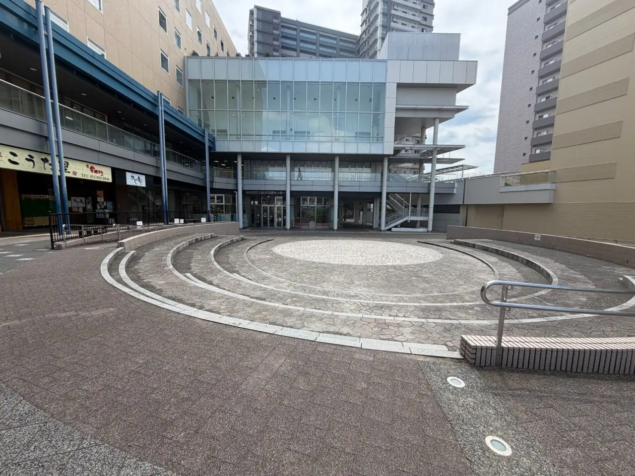 円形の広場に面した長岡京市立総合交流センター