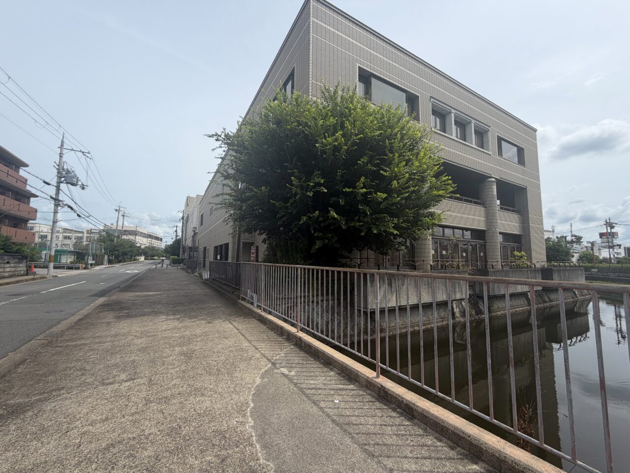 川沿いの道から見た文化ゾーンの建物