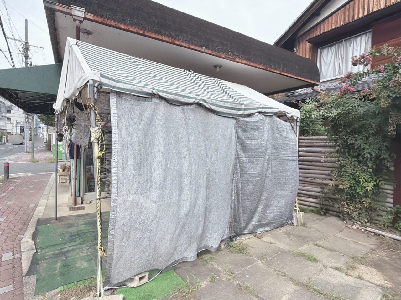 大久保花苑の店先に張られた日よけ付きのテント